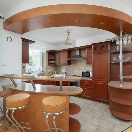 Charming In A Quiet Neighborhood With Parking And A Balcony By Renters Warschau