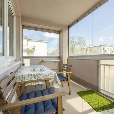 Charming In A Quiet Neighborhood With Parking And A Balcony By Renters