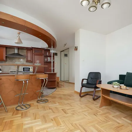 Apartment Charming In A Quiet Neighborhood With Parking And A Balcony By Renters *