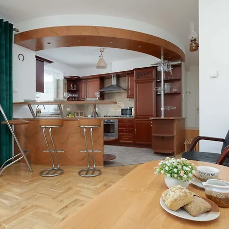 Apartment Charming In A Quiet Neighborhood With Parking And A Balcony By Renters *