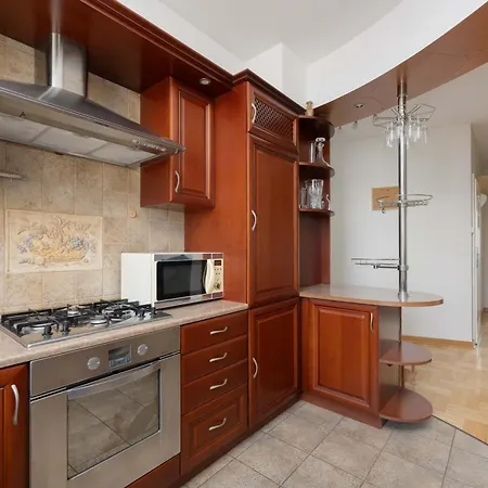 Charming In A Quiet Neighborhood With Parking And A Balcony By Renters Apartment *