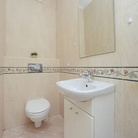 Charming In A Quiet Neighborhood With Parking And A Balcony By Renters * Warschau