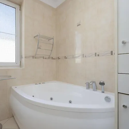 Charming In A Quiet Neighborhood With Parking And A Balcony By Renters Βαρσοβία