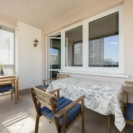 Charming In A Quiet Neighborhood With Parking And A Balcony By Renters